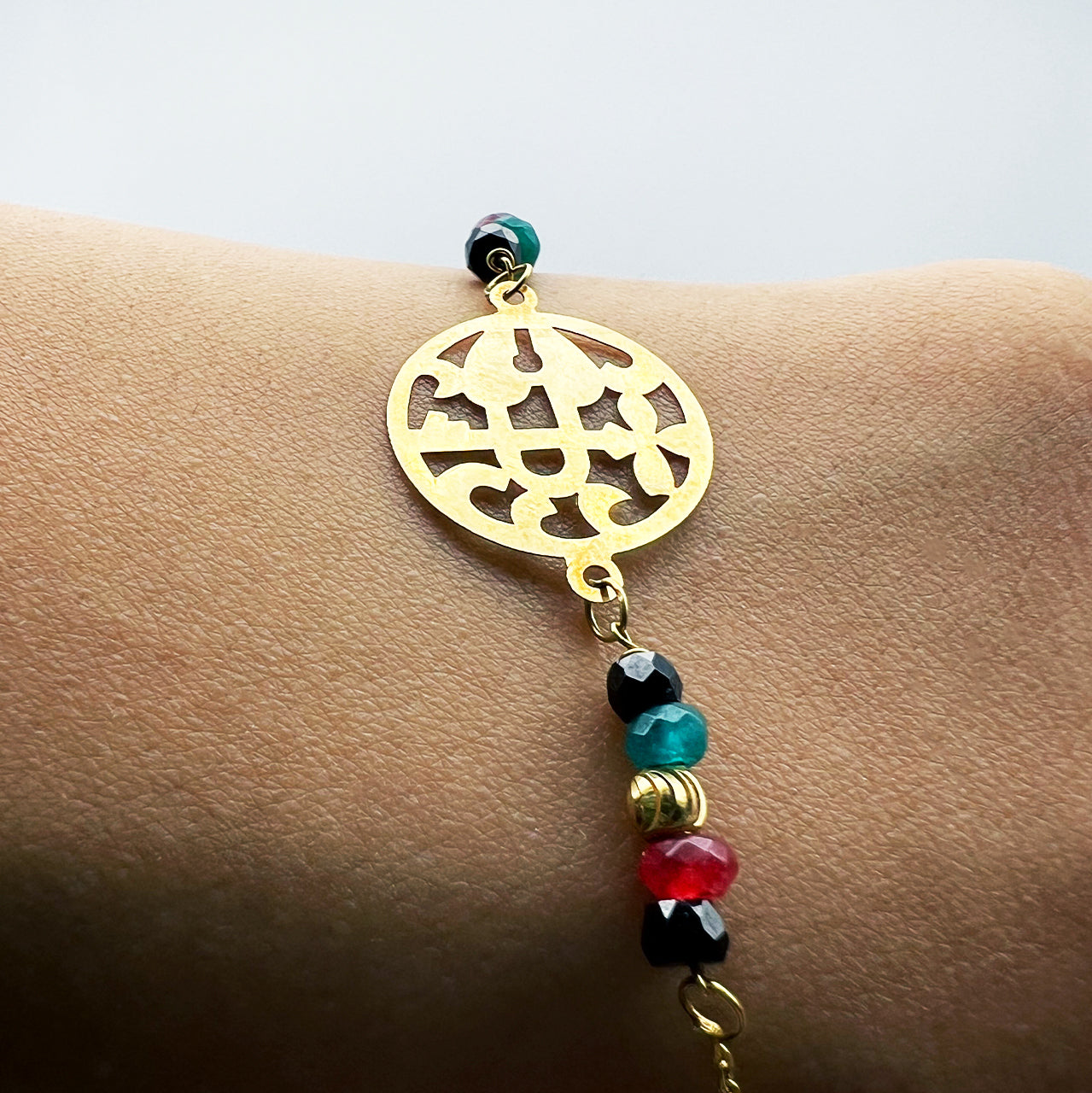 Bracelet Traditionnel en Or 18 Carats avec Motif Gravé et Perles Colorées