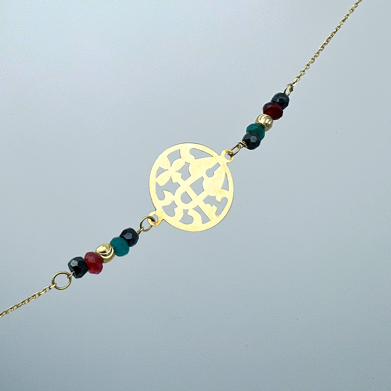Bracelet Traditionnel en Or 18 Carats avec Motif Gravé et Perles Colorées